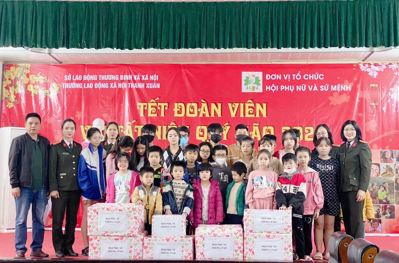 Phòng An ninh chính trị nội bộ- CATP: Trao tặng quà các bạn nhỏ tại Trung tâm lao động xã hội Thanh Xuân (Hải An)